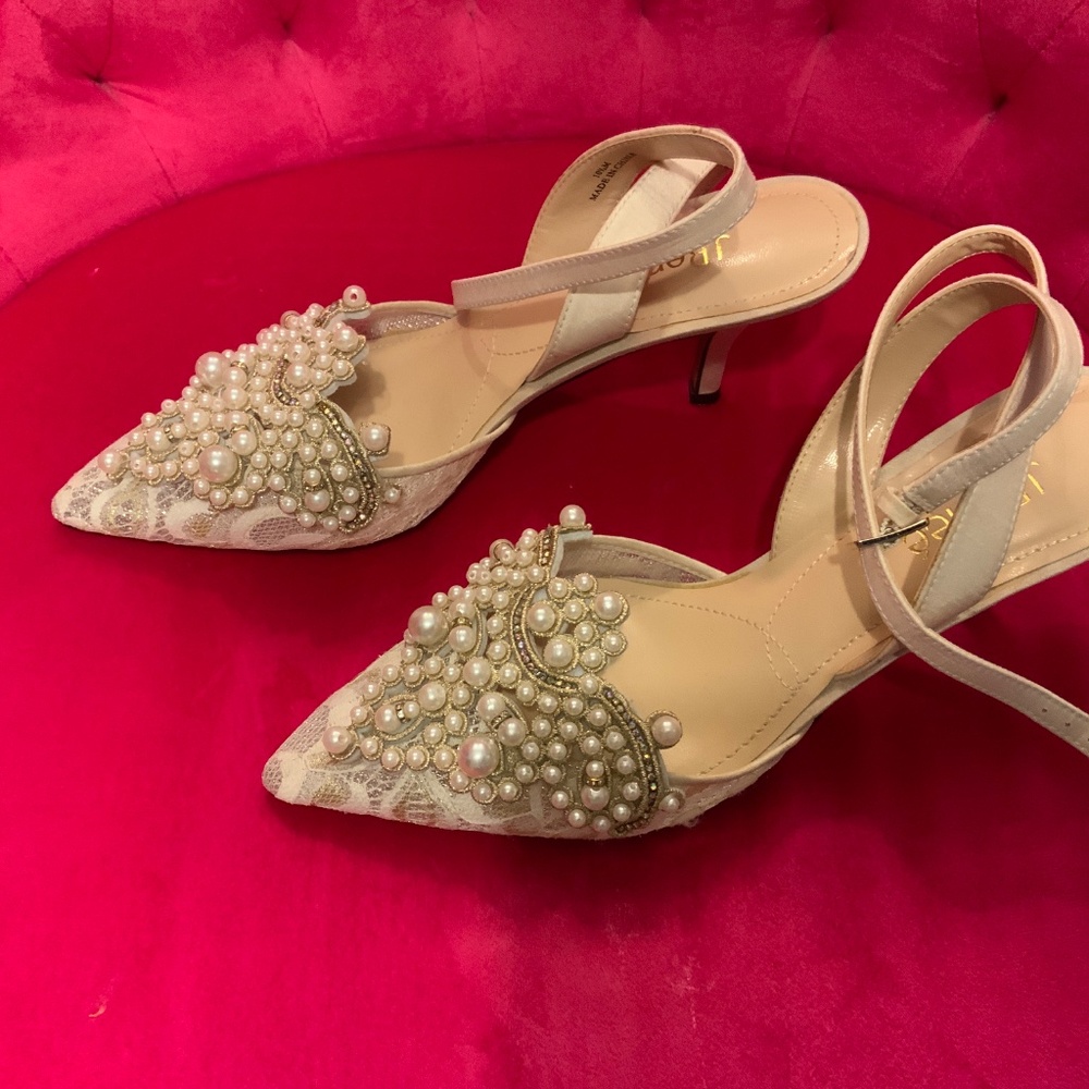 J Renee Size 10-1/2 Women’s pumps in Ivory with white Faux Pearls - Picture 2 of 5